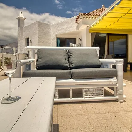 Lovely 2-bed & Jacuzzi Terrace & Pool شقة