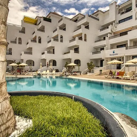 Lovely 2-bed & Jacuzzi Terrace & Pool شقة