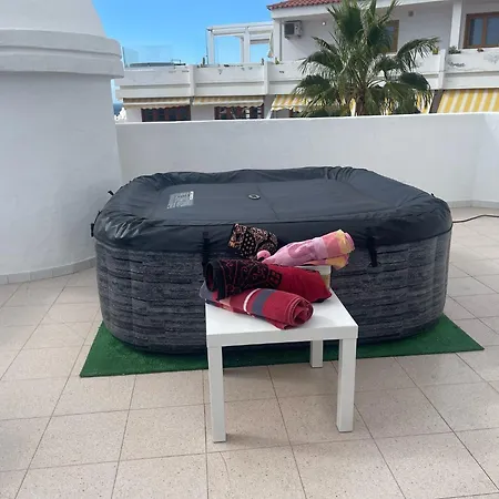 Lovely 2-bed & Jacuzzi Terrace & Pool شقة