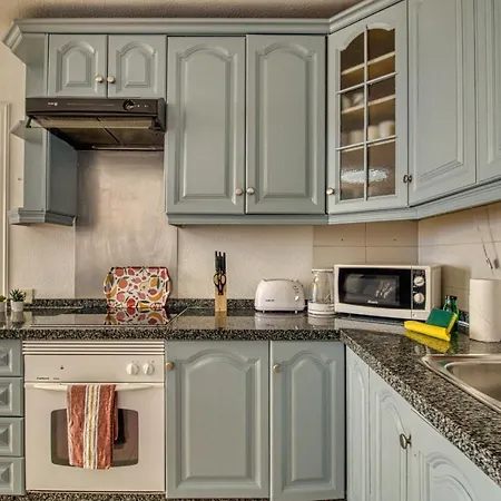 Lovely 2-bed & Jacuzzi Terrace & Pool Apartment