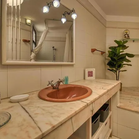 Lovely 2-bed & Jacuzzi Terrace & Pool Διαμέρισμα *