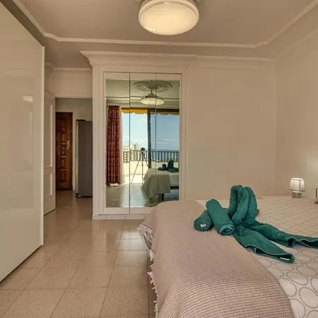 - Sleeps 4 - Jacuzzi - Terrace - Pool アパート *