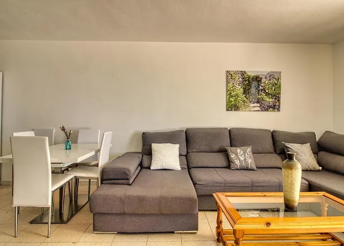 - Sleeps 4 - Jacuzzi - Terrace - Pool *