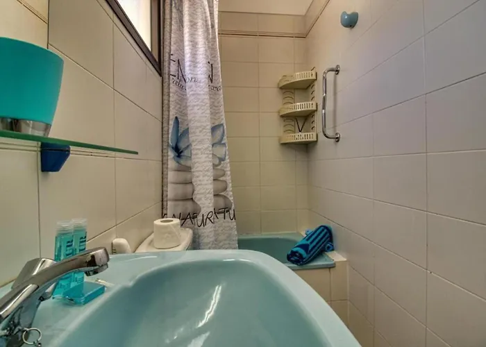 - Sleeps 4 - Jacuzzi - Terrace - Pool Appartamento