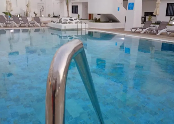 - Sleeps 4 - Jacuzzi - Terrace - Pool Appartamento *